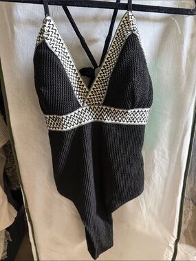 Cupshe Black One‑Piece Swim with White Zigzag Trim BNWT SMALL